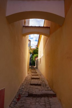 Bratislava, Slovakya - Ekim 16, 2019: Eski şehrin dar kaldırımlı sokakları. Güz mevsiminde Avrupa tatili. Güneşli bir günde güzel bir mimari