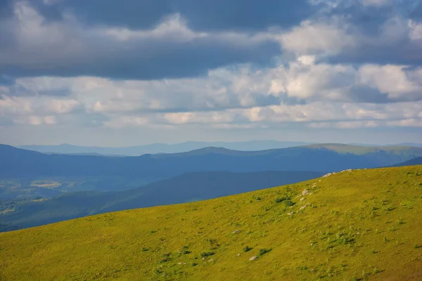 Mountainous Countryside Nature Scenery Summer Beautiful Views Carpathian Landscape Sunny — Stockfoto