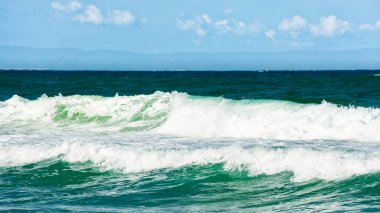 Soyut deniz arka planı. Yeşil dalga yaklaşıyor. Akşam ışığında bulanık su