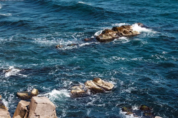 大海中的岩石 海浪冲刷着海岸 水和石头的质地 夏季自然背景 — 图库照片