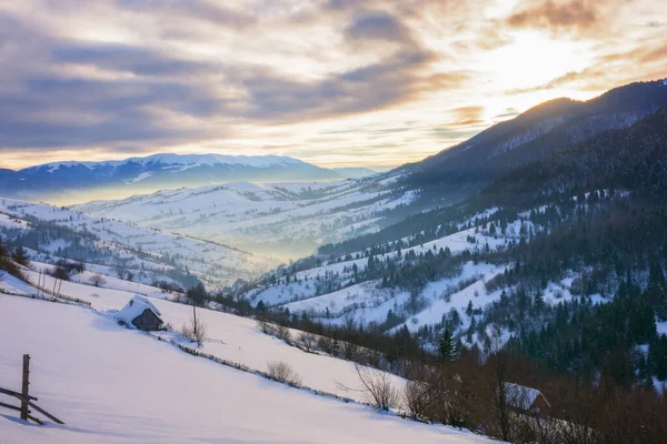 Berglandschaft Bei Sonnenaufgang Bäume Auf Den Schneebedeckten Hügeln Himmel Mit — Stockfoto