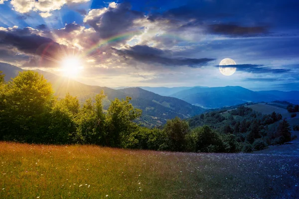 Alacakaranlıkta Dağlarda Yeşil Tarla Gündüz Gece Zaman Kavramını Değiştirir Güneş — Stok fotoğraf