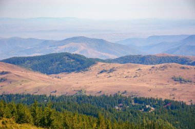 Romanya 'nın kırsal kesimlerinde sonbahar mevsimi. Orman tepeleri uzak tepelere doğru yuvarlanıyor. Uzakta kırsal vadi var. Parlak güneşli bir gün Gökyüzünde yüksek bulutlar