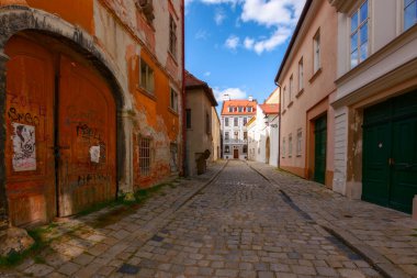 Bratislava, Slovakya - 16 Ekim 2019 Slovakya başkentinin kaldırım taşı sokakları. Şehir merkezinde rahat adımlar. Güneşli bir günde güzel bir mimari