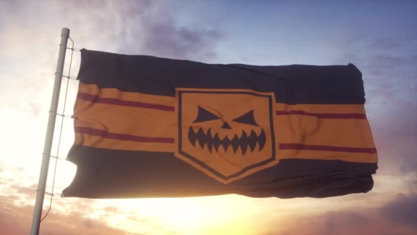 Флаг Хэллоуина, размахивающий на фоне ветра, неба и солнца — стоковое видео