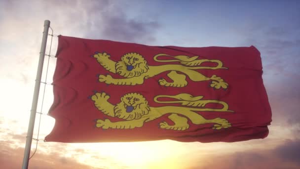 Normandie vlajka, Francie, vlnění ve větru, obloha a slunce pozadí — Stock video