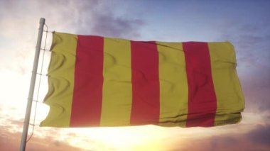 Foix ilçesi, Fransa, rüzgarda, gökyüzünde ve arka planda dalgalanan