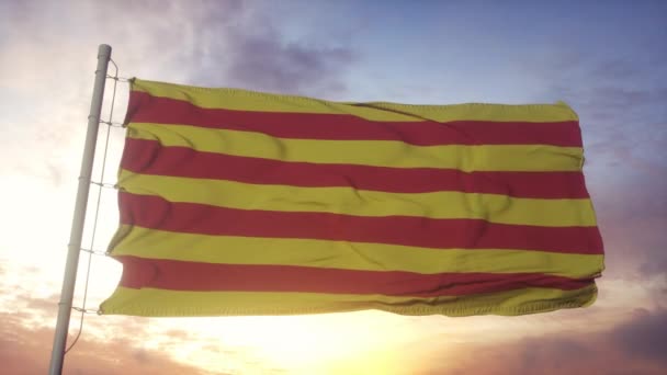 Flagge des Roussillon, Frankreich, weht im Wind, Himmel und Sonne — Stockvideo