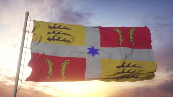 Montbeliard vlag, Frankrijk, wuivend in de wind, lucht en zon achtergrond — Stockvideo
