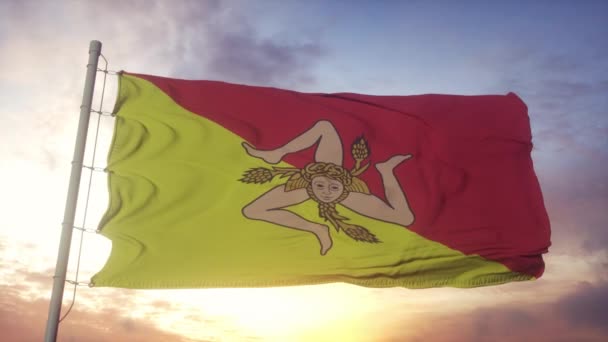 Bandera de Sicilia, Italia, ondeando en el viento, cielo y sol de fondo — Vídeos de Stock