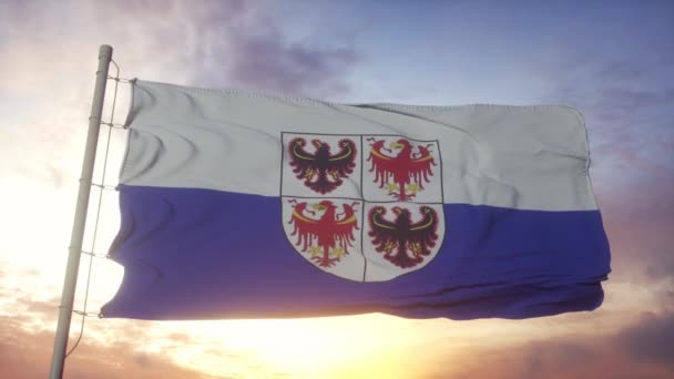 Bandeira Trentino-Tirol do Sul, Itália, acenando ao fundo do vento, céu e sol — Vídeo de Stock