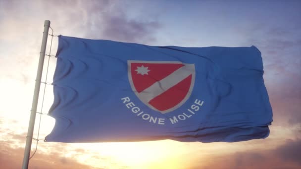 Bandiera Molise, Italia, sventola nel vento, nel cielo e sullo sfondo del sole — Video Stock