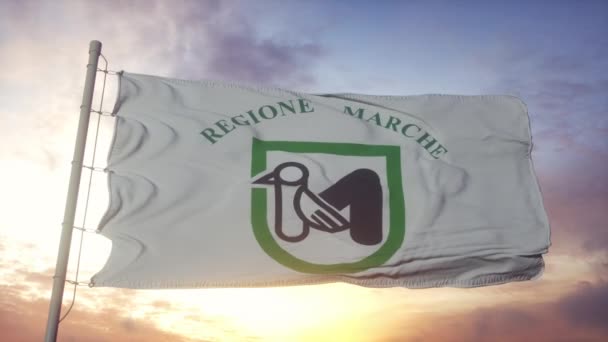 Bandera de las Marcas, Italia, ondeando con el viento, el cielo y el sol — Vídeo de stock