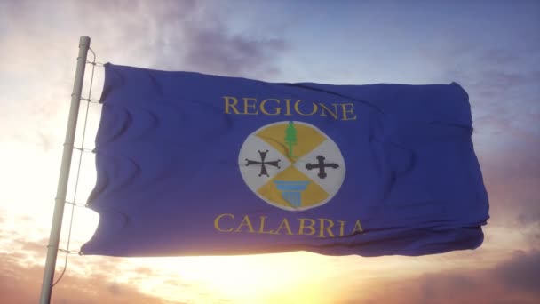 Bandera de Calabria, Italia, ondeando con el viento, el cielo y el sol — Vídeo de stock