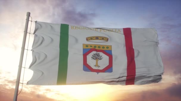 Regione Puglia bandiera, Italia, sventolando nel vento, cielo e sole sfondo — Video Stock