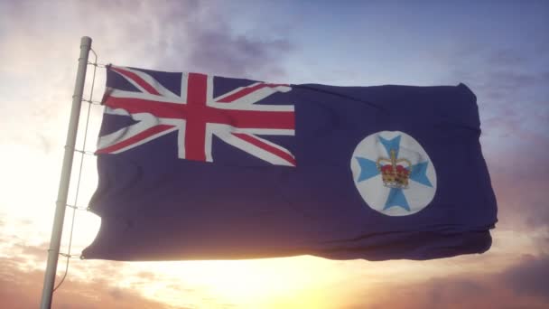 Queensland staat vlag, Italië, zwaaien in de wind, hemel en zon achtergrond — Stockvideo