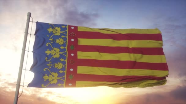 Bandera de la Comunidad Valenciana, España, ondeando con el viento, el cielo y el sol — Vídeo de stock