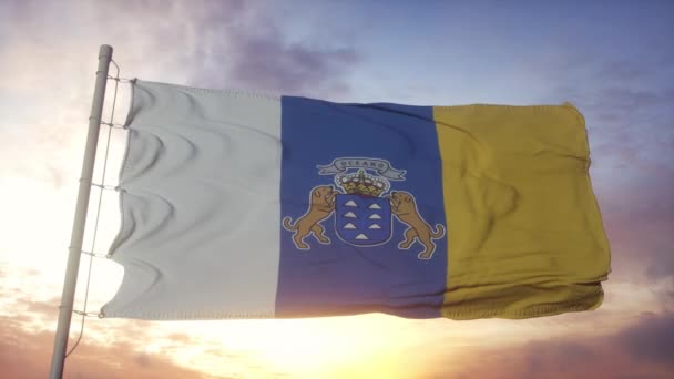 Bandera de Canarias, España, ondeando con el viento, el cielo y el sol — Vídeo de stock