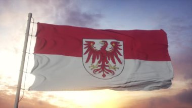 Brandenburg bayrağı, Almanya, rüzgarda, gökyüzünde ve arka planda dalgalanan