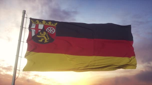 ธง Rhineland-Palatinate, เยอรมัน, เคลื่อนไหวในลม, ท้องฟ้าและพื้นหลังดวงอาทิตย์ — วีดีโอสต็อก