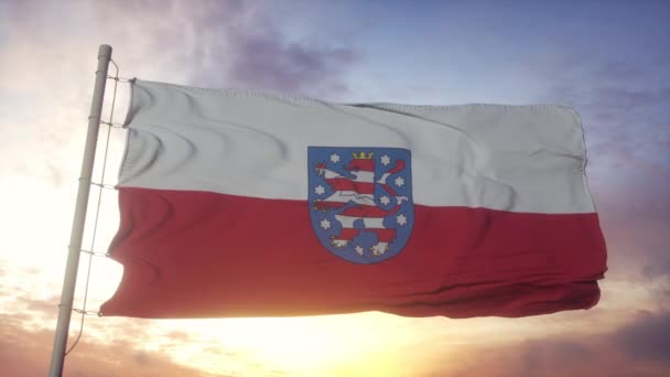 Bandera de Turingia, Alemania, ondeando con el viento, el cielo y el sol — Vídeos de Stock