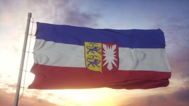 Sleeswijk Holstein vlag, Duitsland, zwaaien in de wind, hemel en zon achtergrond — Stockvideo