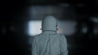 Fütürist uzay koridorunda yalnız astronot, oda. Dünya görüşü. 4K