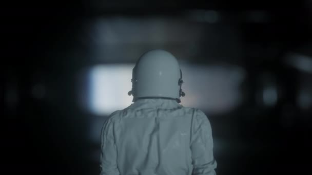 Seul astronaute dans un couloir spatial futuriste, chambre. Vue sur la terre. 4K — Video