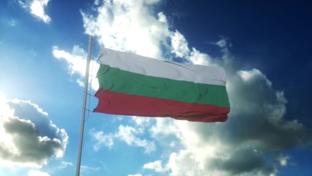 아름다운 푸른 하늘을 배경으로 바람에 흔들리고 있는 불가리아의 깃발 — 비디오