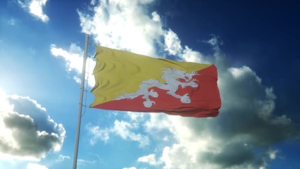 Vlag van Bhutan zwaaiend naar wind tegen mooie blauwe lucht — Stockvideo