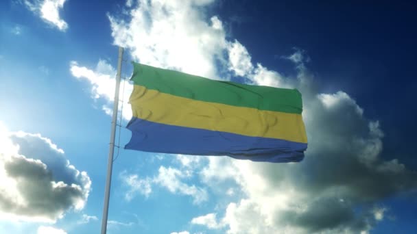 Σημαία της Γκαμπόν κυματίζει στον άνεμο ενάντια στον όμορφο γαλάζιο ουρανό — Αρχείο Βίντεο