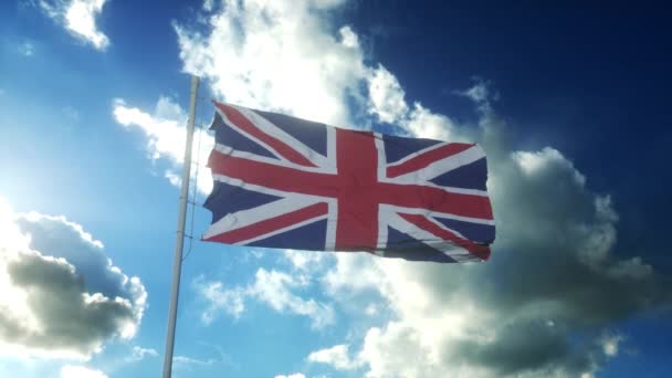 Vlag van Verenigd Koninkrijk zwaaiend naar wind tegen prachtige blauwe lucht — Stockvideo