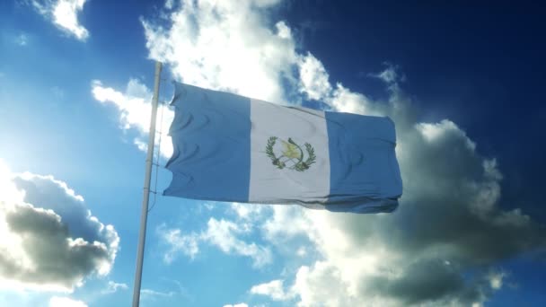 Guatemalská vlajka vlnící se proti větru proti krásné modré obloze — Stock video