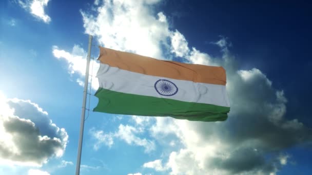 Vlag van India zwaaiend naar wind tegen mooie blauwe lucht — Stockvideo