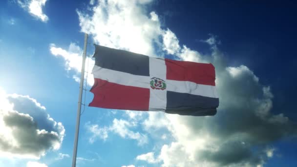 Bandera de República Dominicana ondeando al viento contra el hermoso cielo azul — Vídeo de stock