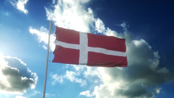 Danimarka bayrağı güzel mavi gökyüzüne doğru rüzgarla dalgalanıyor — Stok video