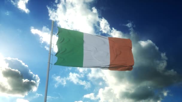 Irská vlajka mávající větrem proti krásné modré obloze — Stock video