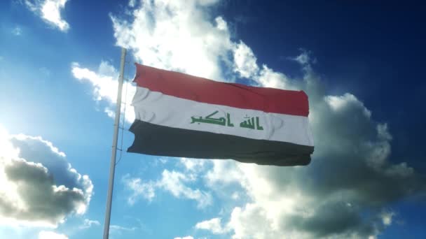 Σημαία του Ιράκ κυματίζει στον άνεμο ενάντια στον όμορφο γαλάζιο ουρανό — Αρχείο Βίντεο