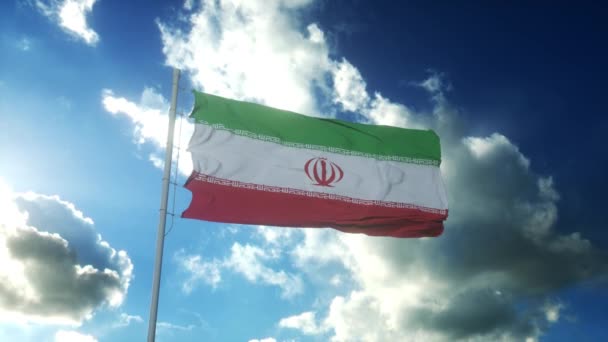 Íránská vlajka vlnící se proti větru proti krásné modré obloze — Stock video