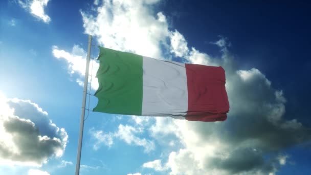 Flaga Włoch machająca wiatrem przeciwko pięknemu błękitnemu niebu — Wideo stockowe