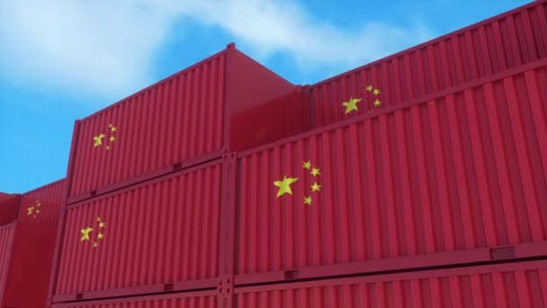 Kina flaggcontainrar finns vid containerterminalen. Kinas export- eller importkoncept, 4K — Stockvideo