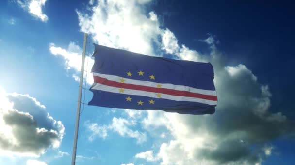 아름다운 푸른 하늘을 배경으로 바람에 흔들리는 케이프 베르데의 깃발 — 비디오