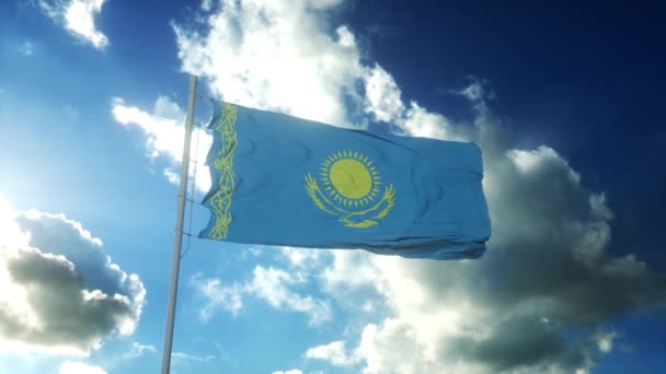 Bandera de Kazajstán ondeando al viento contra el hermoso cielo azul — Vídeos de Stock