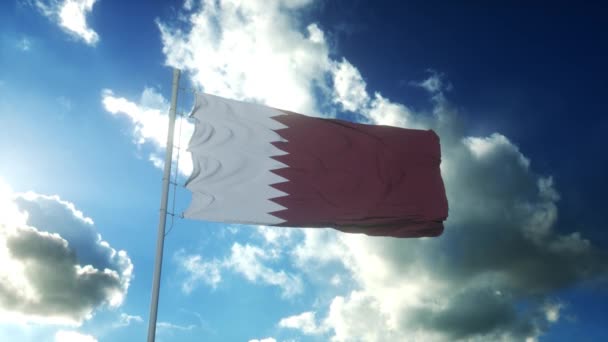 Bandeira do Qatar acenando ao vento contra o belo céu azul — Vídeo de Stock