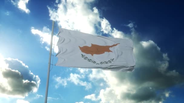 Flagga Cypern vinka åt vinden mot vacker blå himmel — Stockvideo