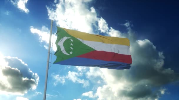 Vlag van de Comoren zwaaiend naar wind tegen mooie blauwe lucht — Stockvideo