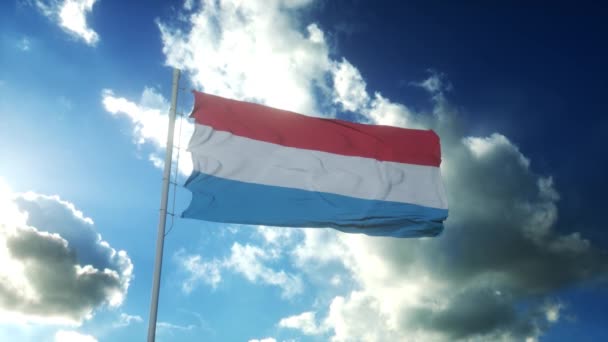 Lucemburská vlajka vlnící se proti větru proti krásné modré obloze — Stock video