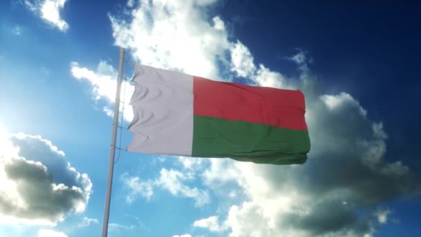 Vlag van Madagaskar zwaaiend naar wind tegen mooie blauwe lucht — Stockvideo