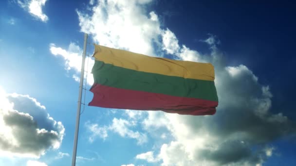 Bandeira da Lituânia acenando ao vento contra o belo céu azul — Vídeo de Stock