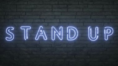 Siyah tuğla duvarda Stand Up tabelası